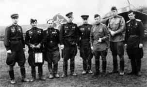 Весна 1944 г. Ведущие летчики полка у учебно-тренировочного самолета УИл-2: Чернышов Виктор Дмитриевич, Бегельдинов Талгат Якубекович, Щапов Борис Дмитриевич, Гридинский Александр Иванович, Пошивальников Степан Демьянович, Шишкин Павел Михайлович (комполка), Степанов Михаил Иудович, Мочалов Михаил Ильич.
