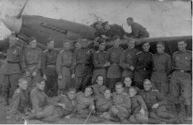 Май 1944 г. Стоят: пятый справа – комполка майор Ярошенко В.В., последний – л-нт Мейлус И.Г. лежат: третий слева – л-нт Малиновский Н.Ф., седьмой – л-нт Кабишев Б.Д., восьмой – младший л-нт Никитенко Н.М.