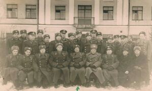 Ленинград, Горелово. И.Ф. Ушкалов в центре