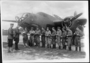 Авиаторы у бомбардировщика А-20J. Слева стоит комполка Карпенко М.С., фото 1944 г..jpg